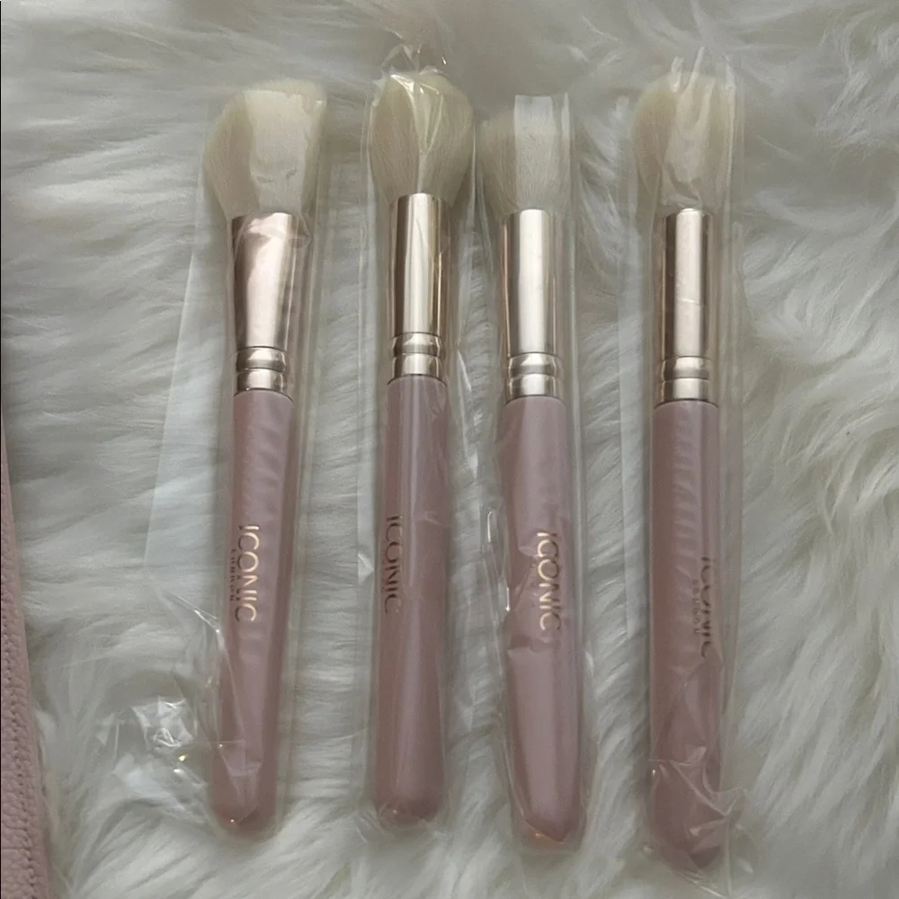 ICONIC London Blush Pink Case with 4 makeup brushes